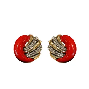Rote Emaille-Ohrstecker im Vintage-Stil mit goldfarbenen Akzenten und Strasssteinen