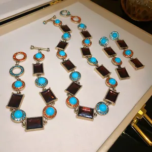Detailansicht eines Vintage-Schmucksets mit braunen Kristallen und Türkis-Akzenten