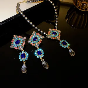Detailansicht eines Vintage-Schmucksets mit blauen Strasssteinen und grauen Perlen