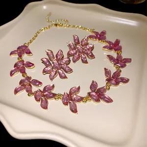 Nahaufnahme eines Vintage-Sets mit rosa floraler Halskette und passenden Ohrsteckern