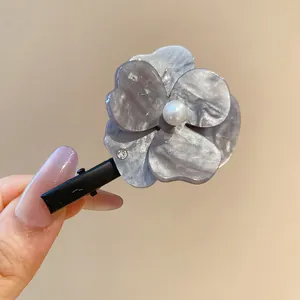 Pince à cheveux élégante en forme de fleur marbrée grise avec perle et strass