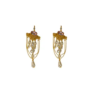Boucles d'oreilles vintage style palais avec cristal violet, perles et glands dorés
