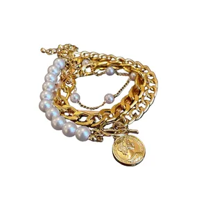 Bracelet chaîne gourmette dorée multicouche avec perles et pendentif pièce vintage fermoir OT