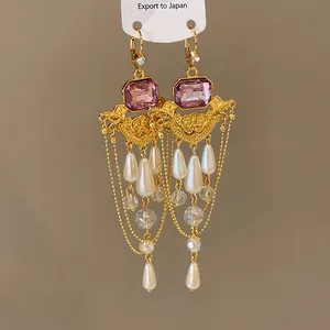 Vue détaillée des boucles d'oreilles de style cour française avec perles et cristaux