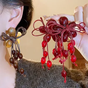 Orecchini a fiocco in resina rossa con aghi d'argento per l'autunno e l'inverno