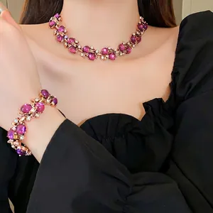 Elegante set di gioielli vintage: collana e bracciale con gemme viola e fiori