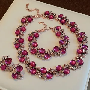 Set di gioielli vintage con pietre fucsia e motivi floreali e foglie oro rosa per donna
