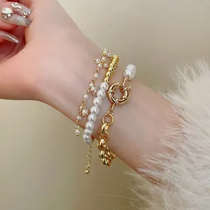 Vue détaillée d'un bracelet en perles rétro avec chaîne dorée et boucle TO