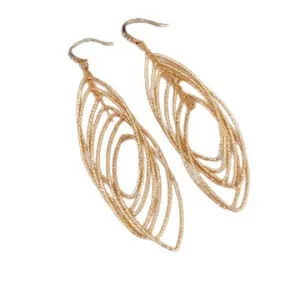 Elegante goldene mehrlagige hohle Blatt-Ohrhänger mit schimmernder Textur.