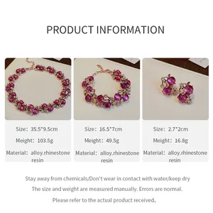 Specifiche del set di collana, bracciale e orecchini con fiori di strass fucsia.