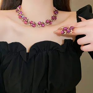 Elegante set di gioielli vintage con pietre viola e design a foglie su modella.