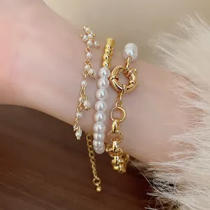 Vue détaillée en gros plan d'un ensemble de bracelets en perles rétro avec fermoir doré