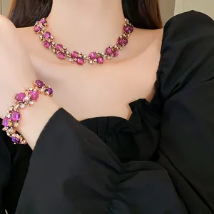 Primo piano elegante di una collana e bracciale vintage a fiori con pietre viola