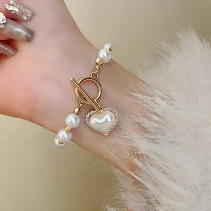 Bracelet en perles élégant avec breloque cœur, fermoir TO doré et accents en cristal