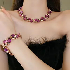 Primo piano modella che indossa set collana e bracciale retrò con perline viola