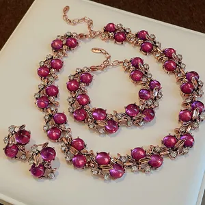 Set gioielli vintage oro rosa con perle fucsia, dettagli a forma di fiori e foglie