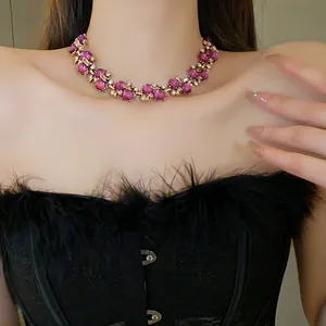 Dettaglio collana girocollo vintage con pietre viola e cristalli indossata dal modello.