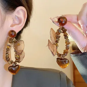 Boucles d'oreilles cœur vintage style Maillard avec créoles perlées et papillon en tissu