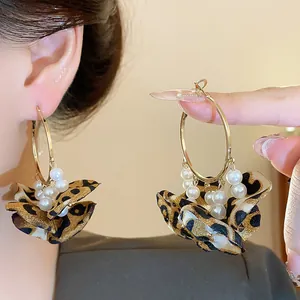 Vue détaillée des boucles d'oreilles vintage avec fleurs léopard et accents de perles