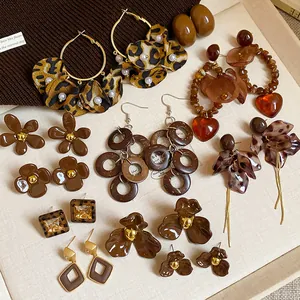 Vue détaillée de diverses boucles d'oreilles vintage Maillard à fleurs et géométriques