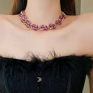 Splendida collana floreale vintage con pietre viola e cristalli indossata al collo