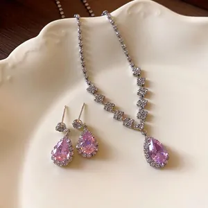 Elegante set di collana e orecchini con ciondolo a goccia in zircone rosa da donna