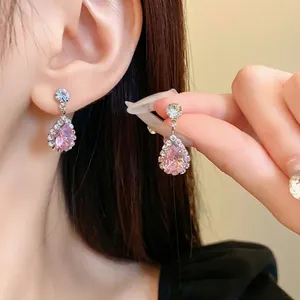 Eleganti orecchini a goccia in zirconia rosa con alone scintillante da donna