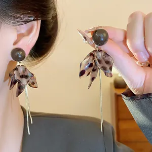 Vue détaillée des boucles d'oreilles léopard vintage Maillard à longues franges dorées