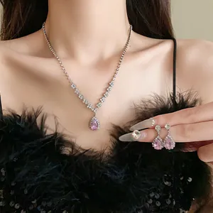 Primo piano di un set di gioielli con collana e orecchini in zircone rosa a goccia d'acqua