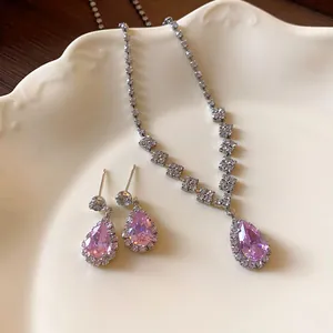 Vista dettagliata del set collana e orecchini in zircone rosa a goccia di lusso