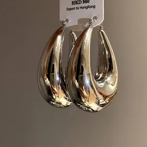 Boucles d'oreilles créoles gouttes d'eau métalliques élégantes avec un look de designer