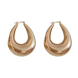 Boucles d'oreilles créoles dorées en forme de goutte d'eau avec finition métallique