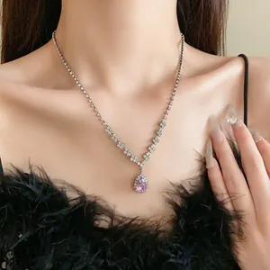 Dettaglio elegante di una collana con pendente in zircone rosa indossata da una modella