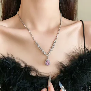 Dettaglio di una collana di lusso con pendente a goccia in zircone rosa e strass scintillanti