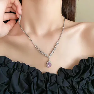 Dettaglio di una collana elegante con pendente a goccia d'acqua in zircone rosa