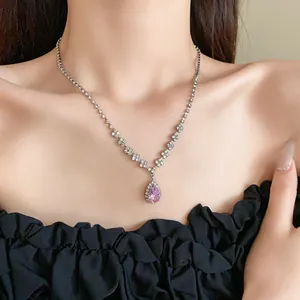 Dettaglio di una collana in argento con ciondolo in zircone rosa a forma di pera.