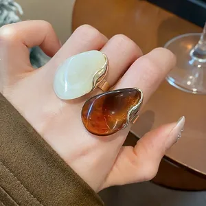 Vintage European Style Irregular Oval Resin Open Ring Electroplated Metal Statement Finger Ring For Women Fashion Jewelry