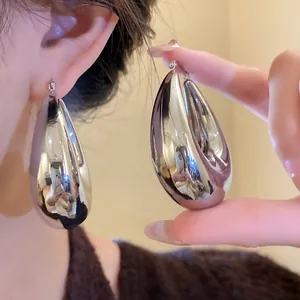 Boucles d'oreilles goutte d'eau argentées XXL avec finition métallique polie pour femmes