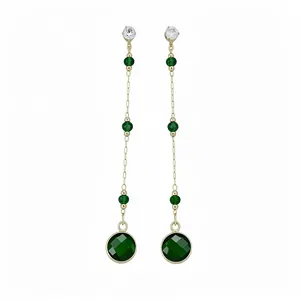 Eleganti orecchini pendenti lunghi con vetro sfaccettato verde smeraldo e cristalli oro