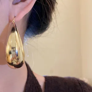 Boucles d'oreilles goutte d'eau dorées surdimensionnées avec finition polie miroir.