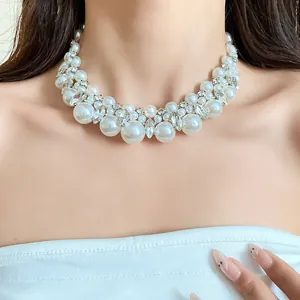 Nahaufnahme einer eleganten Perlenkette im französischen Stil mit Kristallen