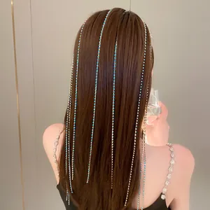 Vista posteriore di catena per capelli con nappe di strass e cristalli blu