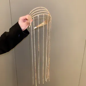 Dettaglio dell'elegante cerchietto multistrato dorato con nappe di strass brillanti.