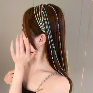 Vista dettagliata di un cerchietto di lusso con nappe di strass su capelli lunghi