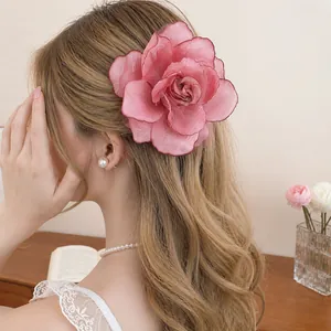 Eleganter großer rosa Blumen-Haarclip aus Stoff mit mehrlagigen Gaze-Blütenblättern