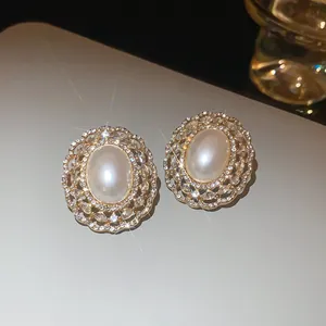 Boucles d'oreilles vintage françaises avec perles ovales et halo de zircone