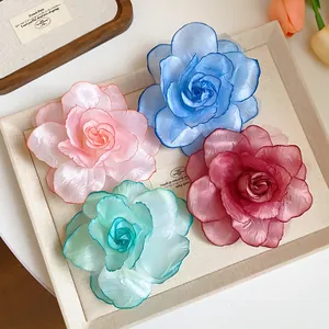 Detailansicht der geschichteten Organza-Rosenbroschen in vier Farben