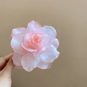 Handgefertigte rosa Stoffrosen-Brosche als Accessoire für Damen