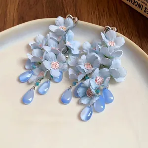 Eleganti orecchini a nappa floreale azzurro con perni a cuore in argento stile vacanza