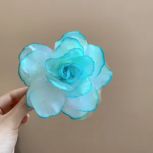 Nahaufnahme der mehrlagigen türkisfarbenen Organza-Stoffschichten dieser handgefertigten Blume